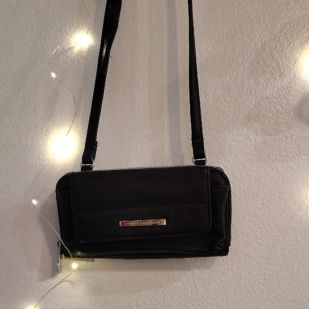 Kenneth Cole Reaction Black Crossbody Bag with Sleek Design